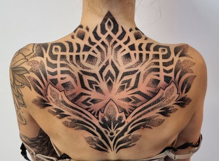 Mandala stílusú tetoválás a Pinker Tattoo galériából